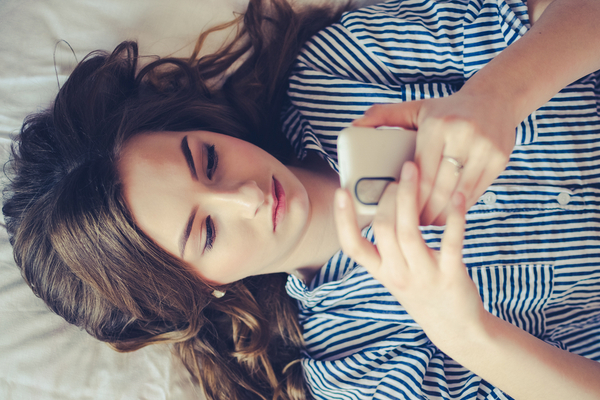 女性 スマホ