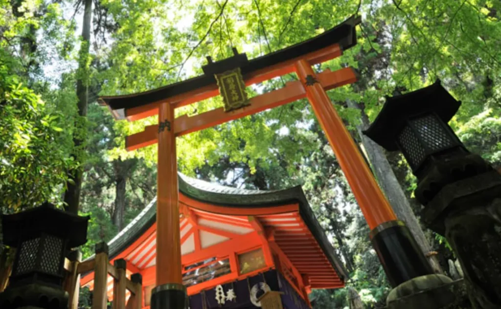 伏見稲荷大社｜おもかる石で願いの成就度を占う